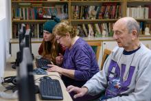שיעורי מחשבים לגיל השלישי במסגרת חוגים ל מבוגרים במועדון קשישים פרדס חנה